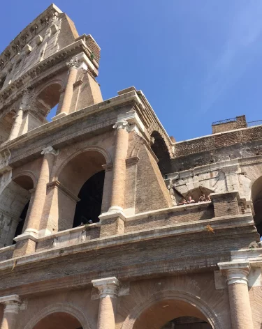 Часть средневековой башни Конти обрушилась в центре Рима неподалёку от Колизея