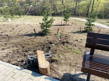 Фото: В кузбасском городе вандалы испортили парк ещё до открытия 1