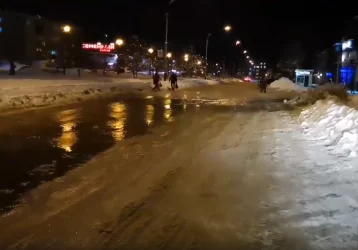 Фото: Жители кузбасского города хотели залить горку, но затопили улицу 1