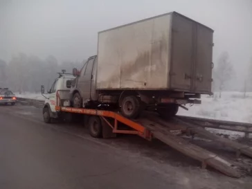 Фото: Сотрудники ГИБДД Кузбасса помогли замерзавшему на трассе водителю  3