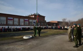 В школах Кузбасса занятия начались с поднятия государственного флага и исполнения гимна