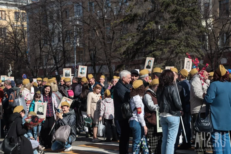 Фото: День Победы в Кемерове: марш военной техники, «Бессмертный полк» и праздничный салют 47