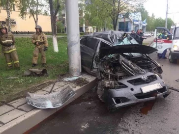 Фото: В Новокузнецке иномарка разбилась о столб 2