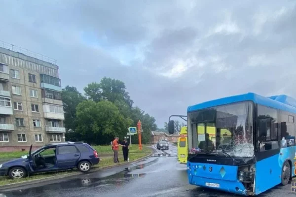 В Кемерове таксист устроил смертельное ДТП с автобусом: дело ушло в суд