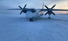 В Якутии пассажирский самолёт отклонился от взлётно-посадочной полосы и сел на песчаную косу реки 