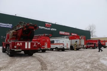 Фото: К кемеровскому ТЦ приехали пожарные машины 1