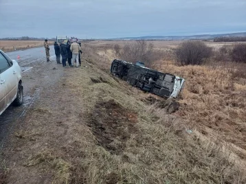 Фото: В Красноярском крае на трассе перевернулся автобус с пассажирами, 9 человек пострадали 1