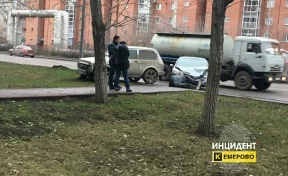 В Кемерове иномарка врезалась в припаркованный автомобиль