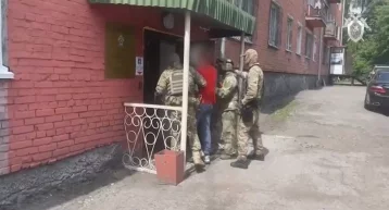Фото: СК опубликовал видео задержания мужчины, который ранил двоих полицейских ножом в Киселёвске 1
