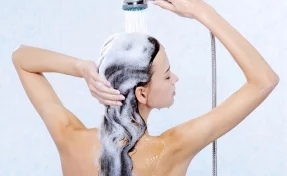 Медики заявили о вреде частого мытья головы