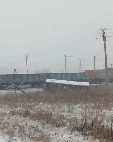 В Хабаровске пассажирский автобус столкнулся с поездом на ж/д переезде