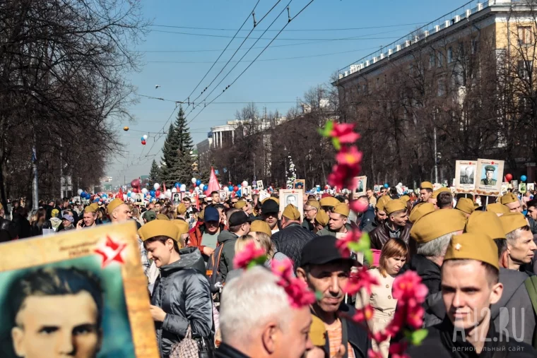 Фото: День Победы в Кемерове: марш военной техники, «Бессмертный полк» и праздничный салют 48