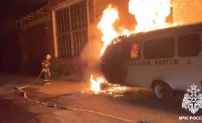 Прощальный кортеж сгорел ночью в кузбасском городе: МЧС показало кадры пожара