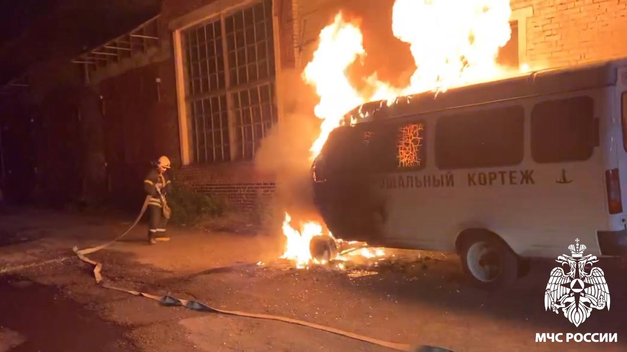 Прощальный кортеж сгорел ночью в кузбасском городе: МЧС показало кадры пожара