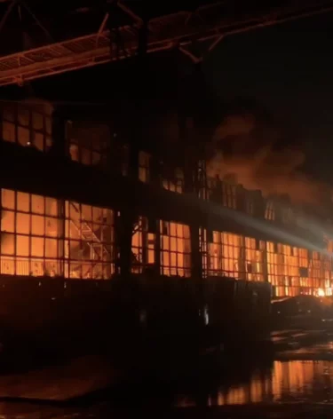 В Астраханской области горит склад с пластиковыми трубами, площадь пожара — 12 000 квадратов