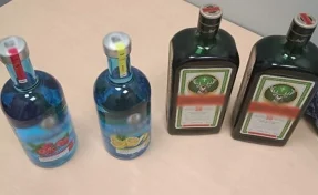 В Новокузнецке покупатель попытался вынести из магазина водку и ликёр на 4 000 рублей