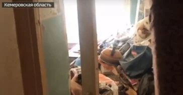 Фото: Горы зловонного мусора обнаружили коммунальщики в квартире в Кемерове 3
