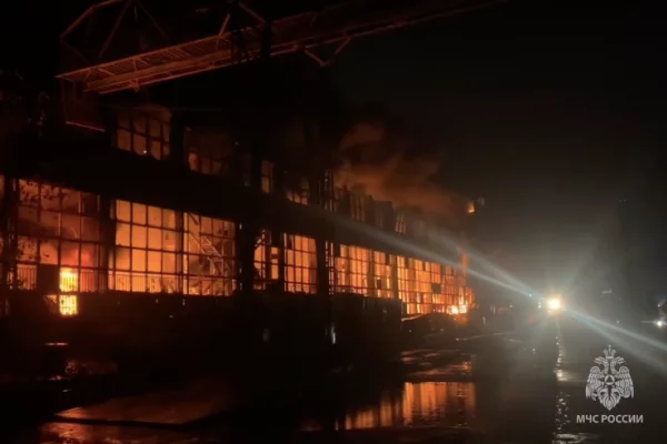 В Астраханской области горит склад с пластиковыми трубами, площадь пожара — 12 000 квадратов
