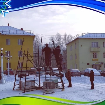 Фото: Главную новогоднюю ель начали ставить ещё в одном городе Кузбасса  1