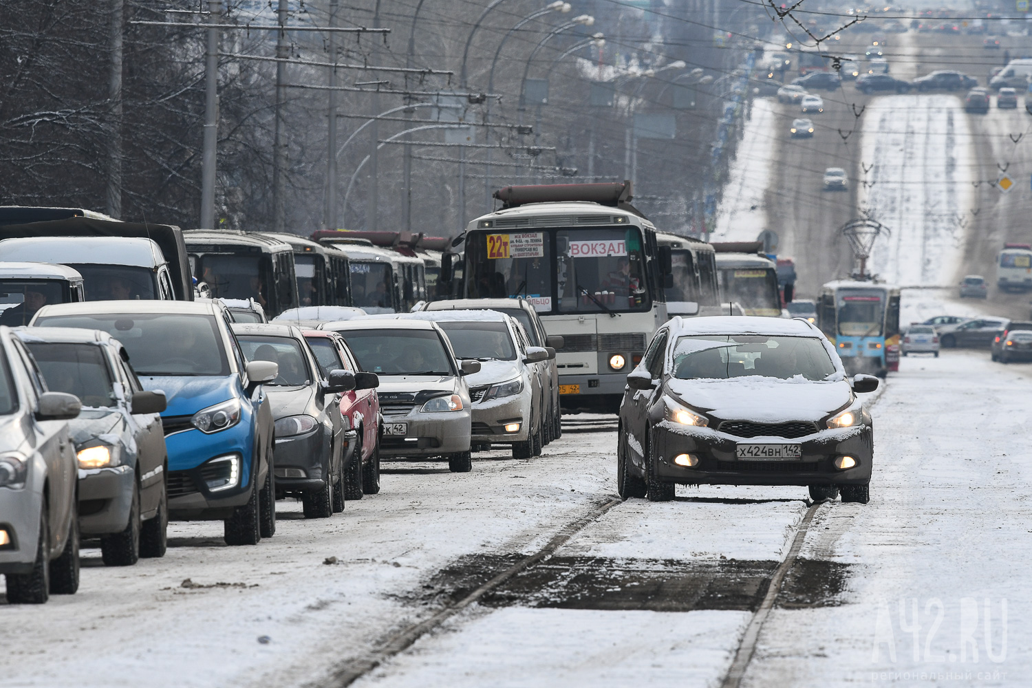В кузбасском городе трамвайные пути покрыл 10-сантиметровый слой льда