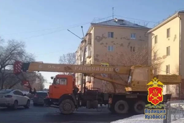 В Кемерове водитель автокрана тяжело травмировал 17-летнюю девушку