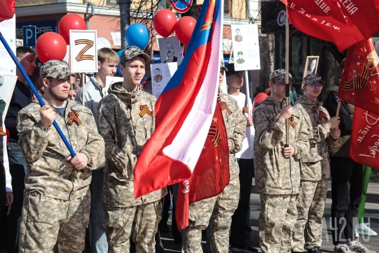 Фото: День Победы в Кемерове: марш военной техники, «Бессмертный полк» и праздничный салют 49