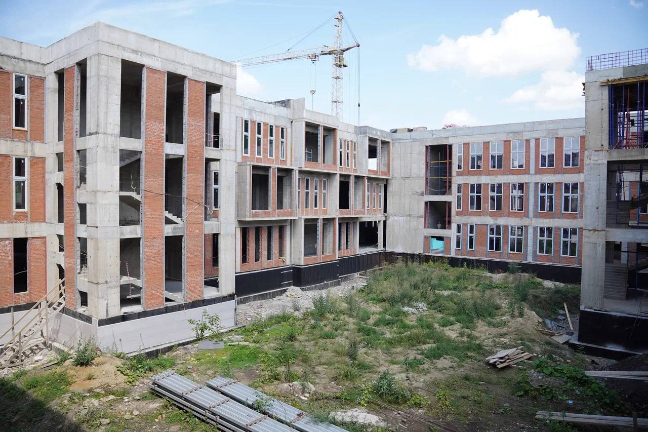 «Будет необычной»: Илья Середюк побывал на стройплощадке новой школы в Калтане