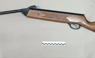 В Новокузнецке мужчина гулял по улице с винтовкой: его задержали
