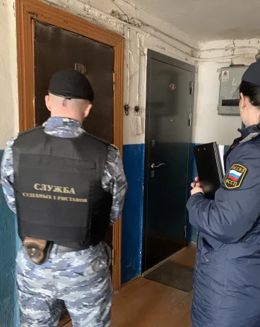 В Марий Эл алиментщик спрятался от приставов в шкафу