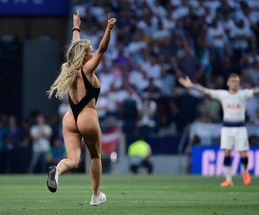 Фото: Полуголая девушка выбежала на поле в финале Лиги Чемпионов 3