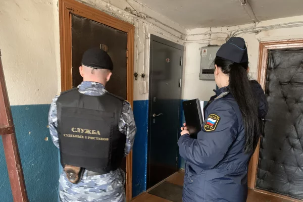 В Марий Эл алиментщик спрятался от приставов в шкафу