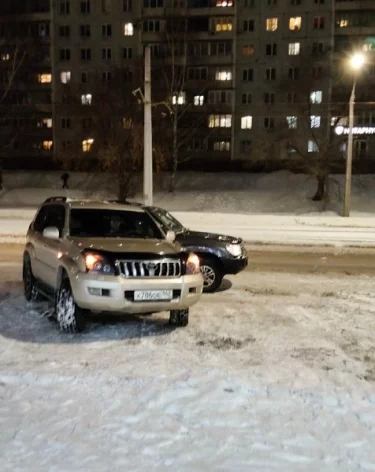 ГИБДД Новокузнецка попросила откликнуться очевидцев ДТП с двумя внедорожниками