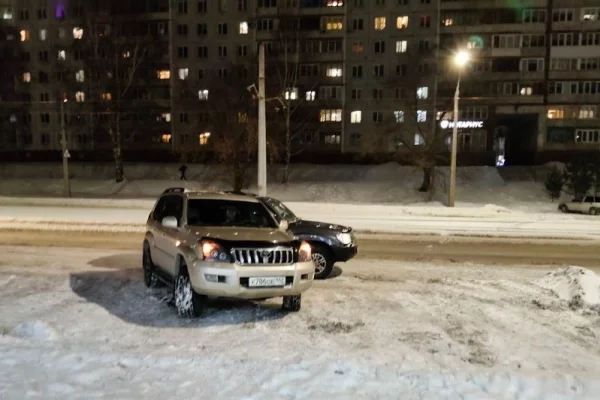 ГИБДД Новокузнецка попросила откликнуться очевидцев ДТП с двумя внедорожниками