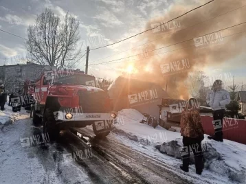 Фото: «Сильно обгорел»: в Кузбассе жильцы частного дома эвакуировались из-за пожара 1