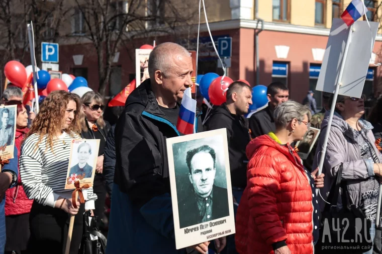 Фото: День Победы в Кемерове: марш военной техники, «Бессмертный полк» и праздничный салют 50
