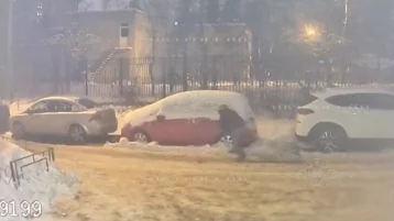 Фото: В Химках за ночь мужчина повредил 27 покрышек автомобилей, припаркованных во дворе 1