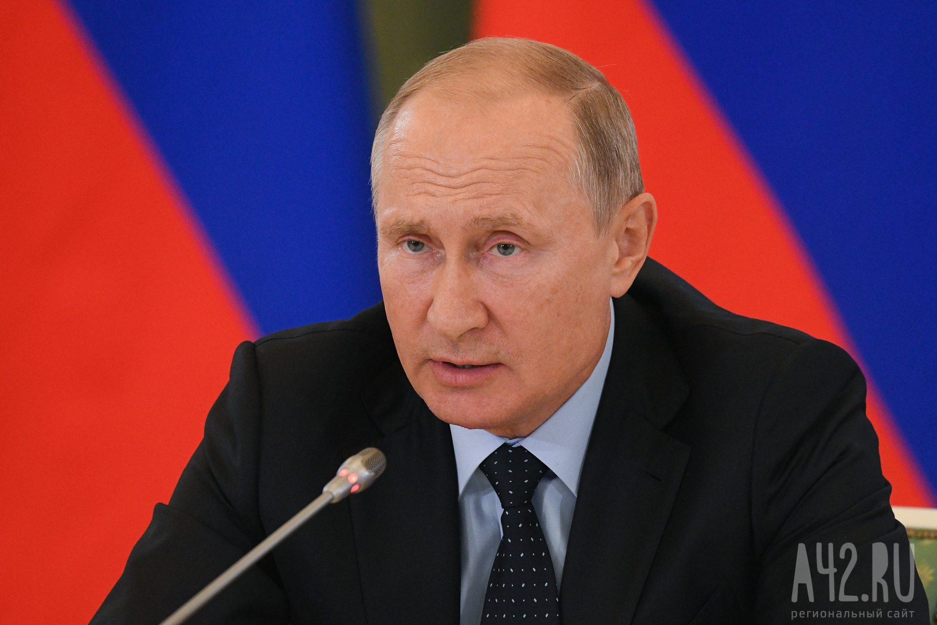 Без Кремля, но с военными: Владимир Путин записал новогоднее обращение