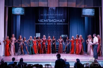 Фото: Чемпионат по бодибилдингу: титулованные атлеты и девушки в вечерних платьях  15