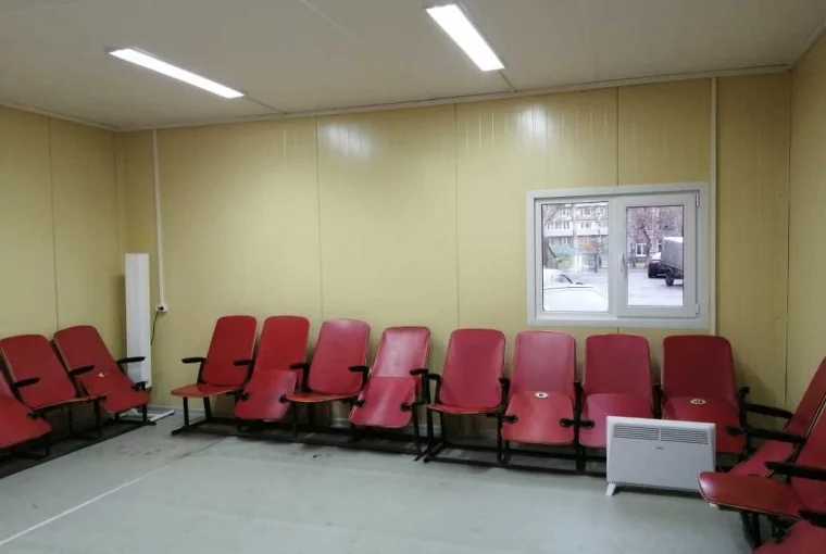 Фото: В Кузбассе возле поликлиник устанавливают модульные пункты ожидания из-за ситуации с коронавирусом 2