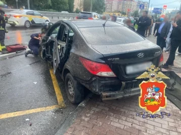 Фото: В Долгопрудном автомобиль въехал в автобусную остановку, пострадали 2 человека 1