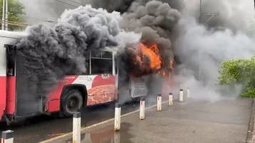 Фото: В Сети появилось видео горящего троллейбуса в Кемерове 1