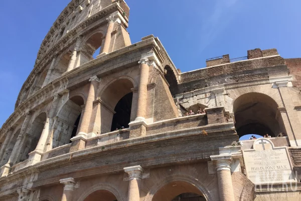 Часть средневековой башни Конти обрушилась в центре Рима неподалёку от Колизея