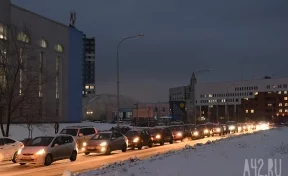 «Ну что опять-то случилось?»: Кемерово сковали 9-балльные пробки утром 10 января
