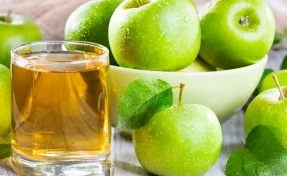 Диетолог рассказал, сколько стаканов яблочного сока можно пить в неделю