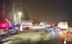 В Подмосковье автомобиль столкнулся с автобусом, 3 человека погибли