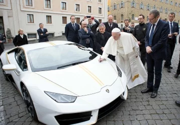 Фото: Папа римский получил в подарок уникальный Lamborghini 1