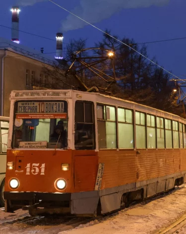 В Кемерове у трамвая № 10 во время движения отвалилась ходовая часть