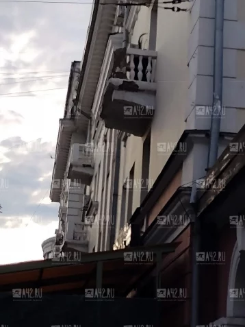 Фото: «Вот-вот рухнет»: кемеровчанку напугал осыпающийся балкон на Советском проспекте 1