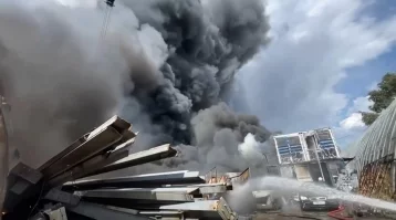 Фото: МЧС опубликовало видео тушения крупного пожара в ангарах в Люберцах 1