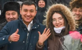 Житель Казахстана сделал предложение девушке, использовав 63 автомобиля